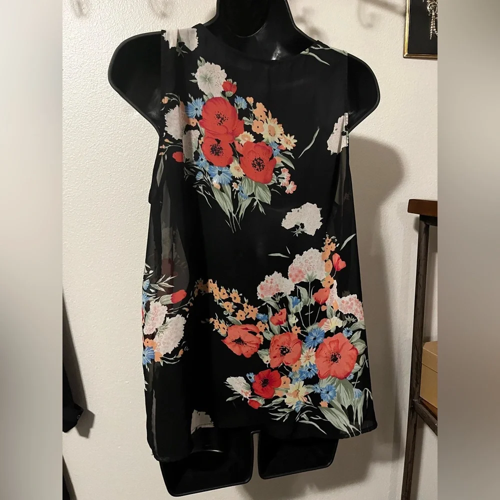 Forever 21 women’s sleeveless blouse. Black with floral pattern. Size M